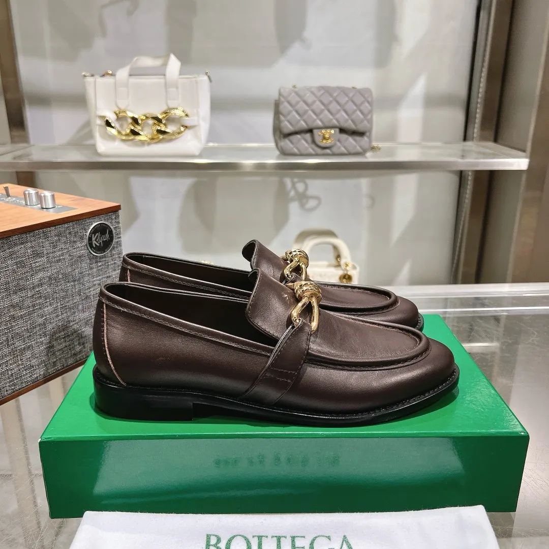 [BV] Top P: 840💰 Size: Female 35-39 (Female 40 custom-made) Male 39-44 (38.45 non-refundable) Bottega Veneta 2024 Autumn and Winter counter style! Small round toe loafers! Imported leather outsole! Imported grained cowhide! Solid color Niuli! !